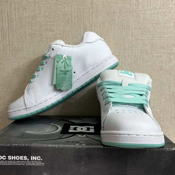 WOMEN’S DC GAVELER SNEAKERS SIZE 6.5 IN WHITE AND MINT - Picture 4 of 9
